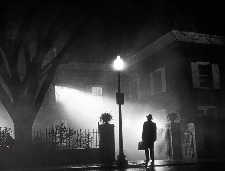 La icónica casa de la película "El Exorcista" está inspirada en un cuadro de René Magritte