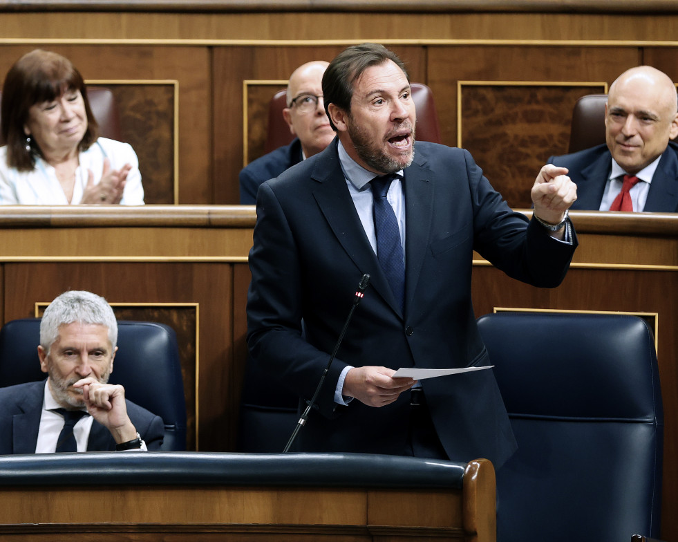 MADRID, 24/04/2024.- El ministro de Transportes, Óscar Puente, durante la sesión de control al Gobierno celebrada este miércoles en el Congreso. EFE/J.P. Gandul