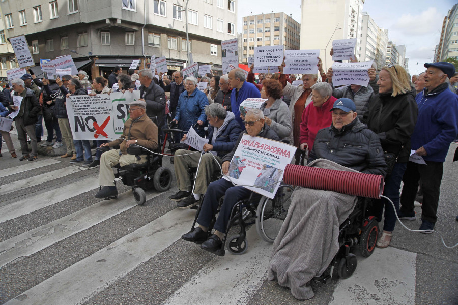 Del ‘Bella Ciao’ a ‘Que la detengan’: La parodia musical invade la protesta en las Casas de Franco en A Coruña