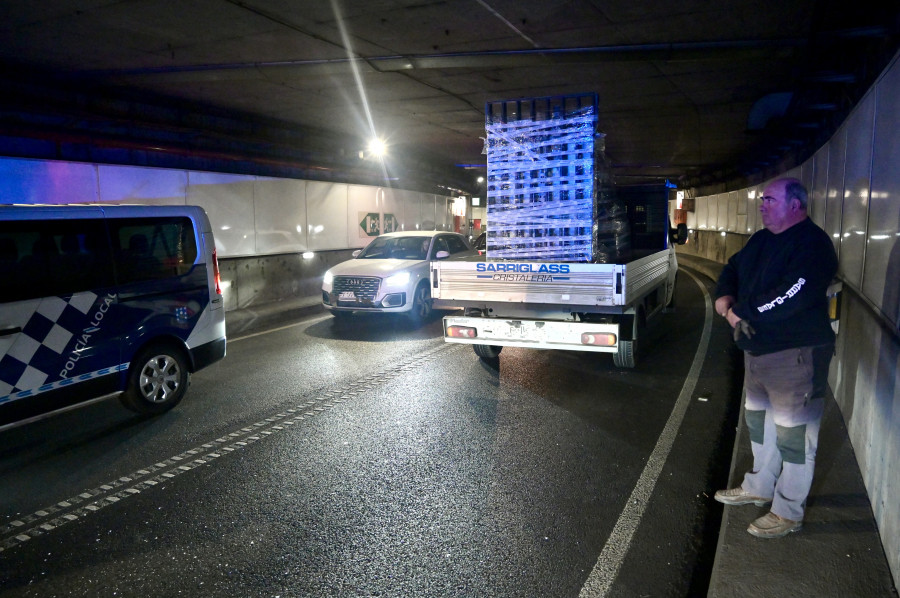 Un camión atasca el túnel de María Pita y causa retenciones