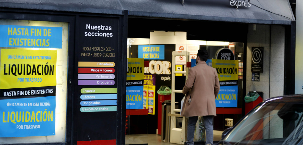 El Supercor de Juana de Vega liquida su stock a precios de ganga