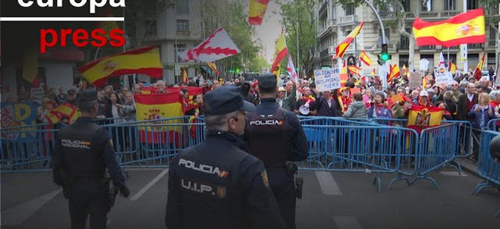 Ferraz se divide en dos manifestaciones, una en apoyo a Pedro Sánchez y otra en su contra